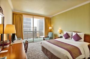 سرير أو أسرّة في غرفة في Treffen House Doha - Souq Waqif and next to Msheireb Metro Station