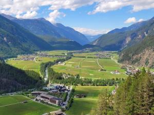 una vista aérea de un valle en las montañas en Haus Reichlas en Längenfeld
