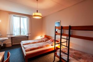 sypialnia z 2 łóżkami piętrowymi i oknem w obiekcie Chrischona Berg w mieście Bettingen