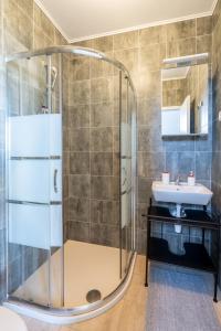 y baño con ducha y lavamanos. en Sunny & Cosy Studio wParking, en Rovinj