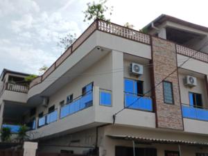 an apartment building with blue windows at Superbe appartement en résidence in Cotonou