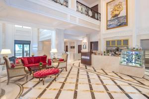 Uma área de estar em Riviera Rayhaan by Rotana Doha