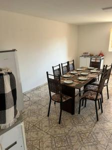 a dining room with a table and chairs at Casa Sertão Xingó in Piranhas