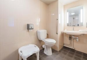 A bathroom at B&B HOTEL Strasbourg Sud Geispolsheim