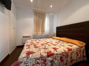 1 dormitorio con 1 cama con edredón en Frontera Blanca Premium, en Pas de la Casa