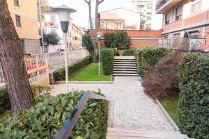 A garden outside A Casa di Sara 3