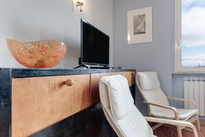 A television and/or entertainment centre at A Casa di Sara 3