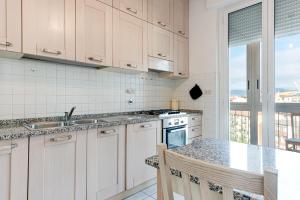 A kitchen or kitchenette at A Casa di Sara 3