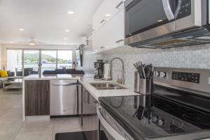 Кухня или мини-кухня в 232E South Finger, Waterfront Villa, Jolly Harbour
 +7 фотографий