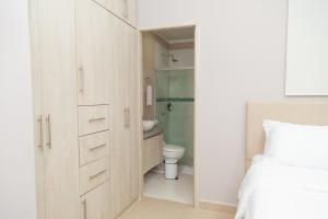 1 dormitorio con baño con aseo y 1 cama en Apartamento en manga, en Cartagena de Indias