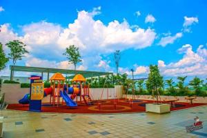 un parque infantil con tobogán en Bangi Evo Mall by Maya Spa with Wifi & Great View, en Bandar Baru Bangi