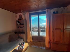 Zimmer mit einem Fenster und Bergblick in der Unterkunft Studio sympa avec terrasse , maxi 4 pers.Briançon in Briançon