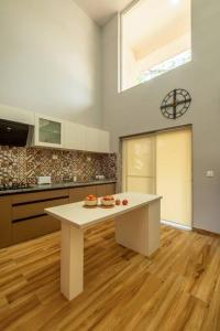 cocina con mesa blanca en una habitación en Blissful Grand 3BHK Villa Getaway Row Villa 2 en Camorlim