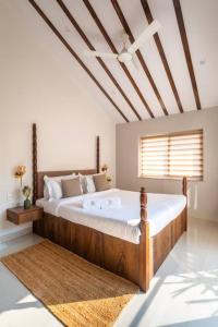 Un dormitorio con una cama grande y una ventana en Blissful Grand 3BHK Villa Getaway Row Villa 2 en Camorlim