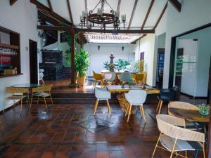 un comedor con mesas y sillas en una habitación en Hotel Boutique La Casa de Piedra, en Cali