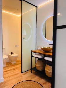 克雷維連特的住宿－拉斯帕梅拉茲酒店，一间带水槽、卫生间和镜子的浴室