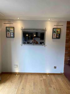 a room with a white wall with a window at Luxury 2 Bedroom Aparmant in Morley in Morley