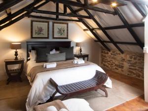 um quarto com uma cama grande num quarto em Flitwick Ranch em Swartberg