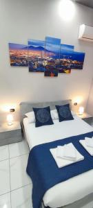 una camera da letto con un grande letto con una coperta blu di B&B May Dream a Napoli