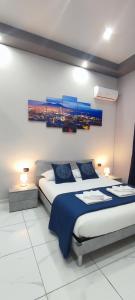 una camera da letto con un grande letto con lenzuola blu di B&B May Dream a Napoli