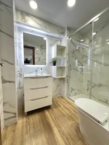 ein Bad mit einer Dusche, einem WC und einem Waschbecken in der Unterkunft Benidorm beach, playa de Benidorm in Benidorm