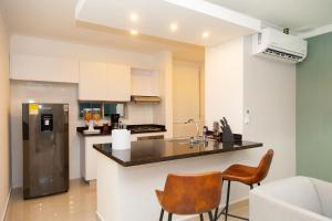 cocina con fregadero y nevera en Apartamento en manga, en Cartagena de Indias