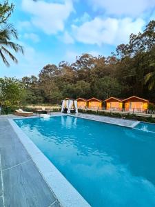 Bazén v ubytování Stone Wood Jungle Resort, Dandeli nebo v jeho okolí
