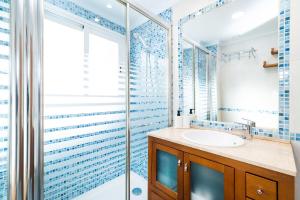 Koupelna v ubytování Piso junto a Parque de las Ciencias en Granada + 37 fotografií