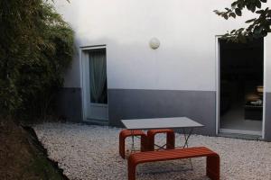 einem Tisch und einer Bank vor einem Gebäude in der Unterkunft Superbe Appartement avec Clim/Terrasse/Parking in Montpellier