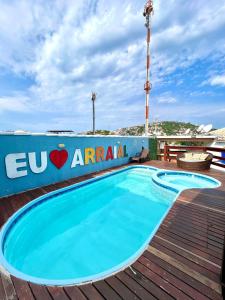 una piscina en la azotea de un crucero en Pousada Eu Amo Arraial, en Arraial do Cabo