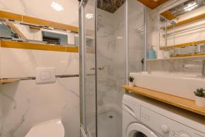 ein Badezimmer mit Dusche, Toilette und Waschbecken in der Unterkunft Le Balcon du Brévent - Happy Rentals in Chamonix-Mont-Blanc