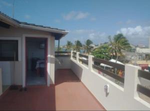 un balcone di una casa con vista sull'oceano di Apartamentos da Coló ad Arembepe
