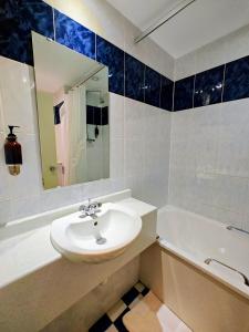 羅瑟勒姆的住宿－Carlton Park Hotel Rotherham，白色的浴室设有水槽和浴缸。
