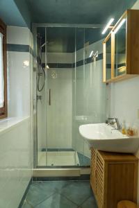 a bathroom with a glass shower and a sink at Suite 180° - Lago di Como in Blevio