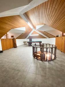 een grote kamer met een tafel in het midden bij GH Odivelas - Quartos em Casa com Bilhar! 