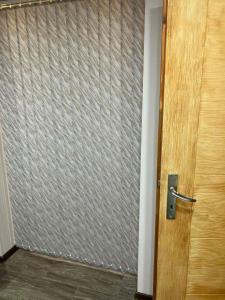 uma porta num quarto com uma parede de metal em Къща за гости Теяна em Tryavna