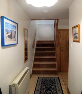uma casa de banho com uma escada com uma banheira e uma escada em Fisherman's Cottage em Tobermory