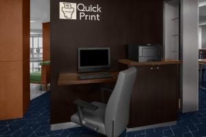 Televisyen dan/atau pusat hiburan di Courtyard by Marriott Phoenix West/Avondale