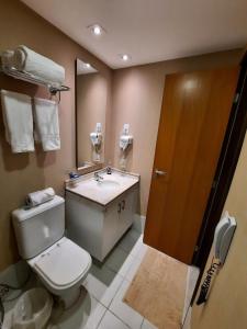 uma casa de banho com um WC e um lavatório em FLAT HOTEL DOIS QUARTOS AV IBIRAPUERA 2927 em São Paulo
