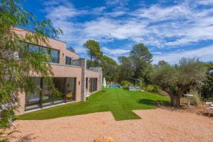 uma vista exterior de uma casa com um quintal em Grand Studio Valeriane em Trans-en-Provence