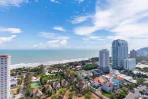 une vue aérienne d'une ville et de l'océan dans l'établissement The Sóng Apartment Vũng Tàu-RUBYVILLA, à Vung Tau