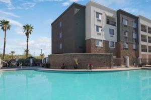 Kolam renang di atau dekat dengan Courtyard by Marriott Phoenix West/Avondale