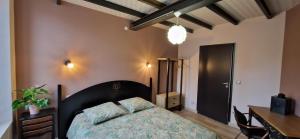 1 dormitorio con cama, mesa y escritorio en Bleautiful Joséphine - Maison de ville avec jardin, en Fontainebleau