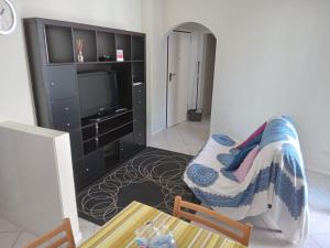 ein Wohnzimmer mit einem Sofa und einem TV in der Unterkunft Casa di Giorgio in Pesaro