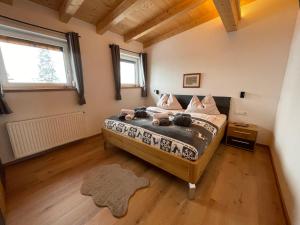 una camera con un letto di Marias Alpen Apartment a Brixen im Thale