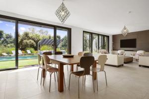 a dining room with a table and chairs at Rez de Villa pour 8 Valeriane in Trans-en-Provence
