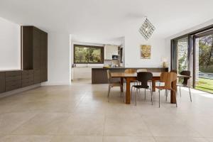 トラン・アン・プロバンスにあるRez de Villa pour 8 Valerianeのテーブルと椅子のあるキッチンとダイニングルーム