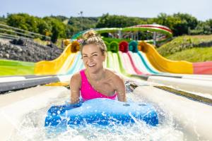 ein Mädchen auf einer Wasserrutsche in einem Wasserpark in der Unterkunft Camelback Resort in Tannersville