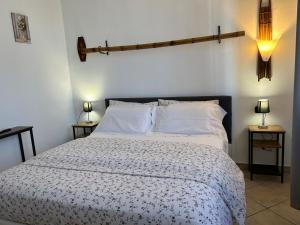 um quarto com uma cama grande e lençóis brancos em La Corte di Silvia Malpensa em Cardano al Campo