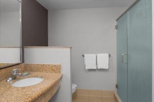Bilik mandi di Courtyard by Marriott Phoenix West/Avondale